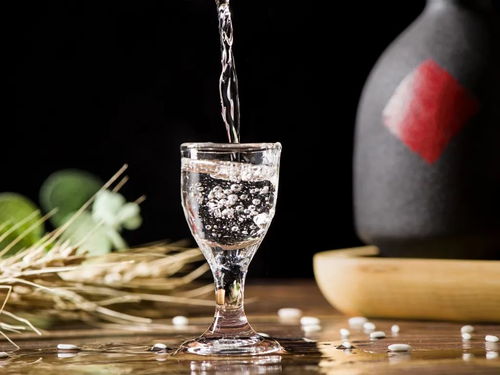 人到中年,为何会爱上喝白酒