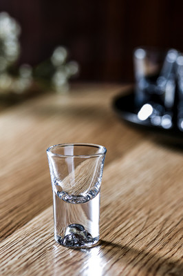 白酒杯缺东西