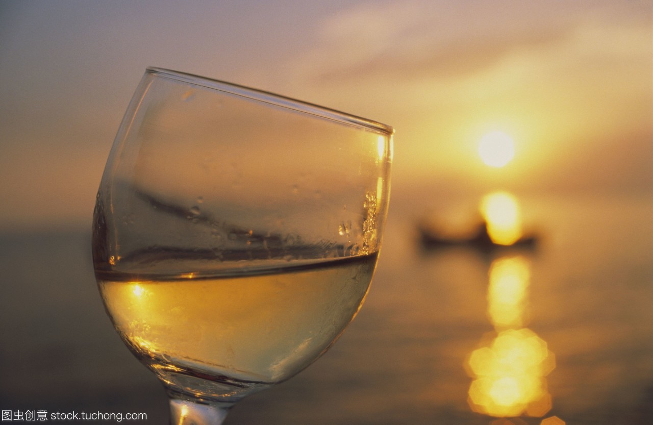 日落时一杯酒