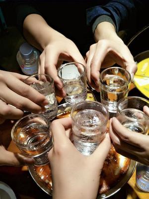 牛栏山二锅头 为何“酒精酒”的标签，挡不住生活的烟火气？